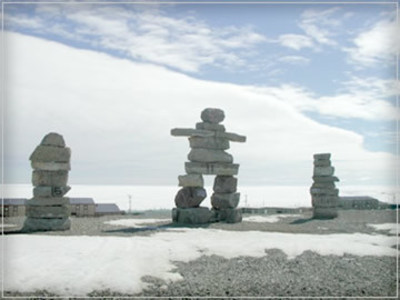 Igloolik’s famous three Inuksuks warmly welcome visitors to town. ©spiritmaster.com. (CNW Group/Arctic Kingdom Polar Expeditions Inc.)