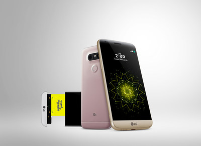 LG debuts the G5, its first ever modular smartphone at Mobile World Congress 2016 (CNW Group/LG Electronics Canada)