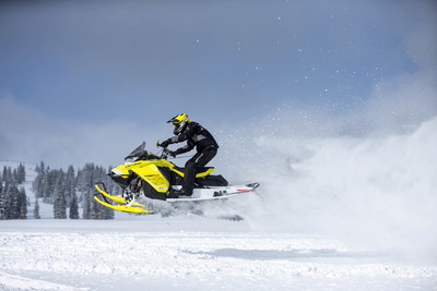 A brand-new REV Gen 4 platform designed for Ski-Doo Summit, MXZ and Renegade models sets new benchmark for effortless and precise riding. The new Rotax 850 E-TEC engine is the most powerful 2-stroke snowmobile engine in the industry and was developed specifically for the new REV platform (CNW Group/BRP)