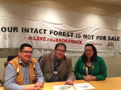 Left to right: Chief Marcel Happyjack, Dallas Smith, Board President, Nanwakolas Council, Deputy Chief Mandy Gull of Waswanipi (CNW Group/Cree First Nation of Waswanipi)