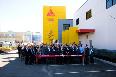 Photo no. 2781: Ribbon cutting ceremony with Sika employees and invited customers (CNW Group/Sika Canada Inc)