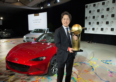 Masahiro Moro, President and CEO, Mazda North American Operations, and Managing Executive Officer, Mazda Motor Corporation, accepting the award for 2016 World Car of the Year for the Mazda MX-5. (CNW Group/Mazda Canada Inc.)