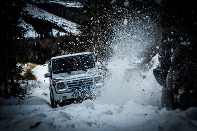 Mike Horn during a driving lesson in the Mercedes-Benz G-Class. (CNW Group/Mercedes-Benz Canada Inc.)