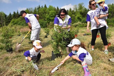 TELUS volunteers plant trees for the annual TELUS Days of Giving, an opportunity for employees, friends and family to participate in charitable and community activities. Credit: TELUS (CNW Group/WWF-Canada)