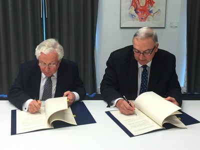 Commissioner of Competition John Pecman and Chairman Dr. Mark Berry of the New Zealand Commerce Commission sign cooperation arrangement to enhance support in cross-border competition enforcement (CNW Group/Competition Bureau)